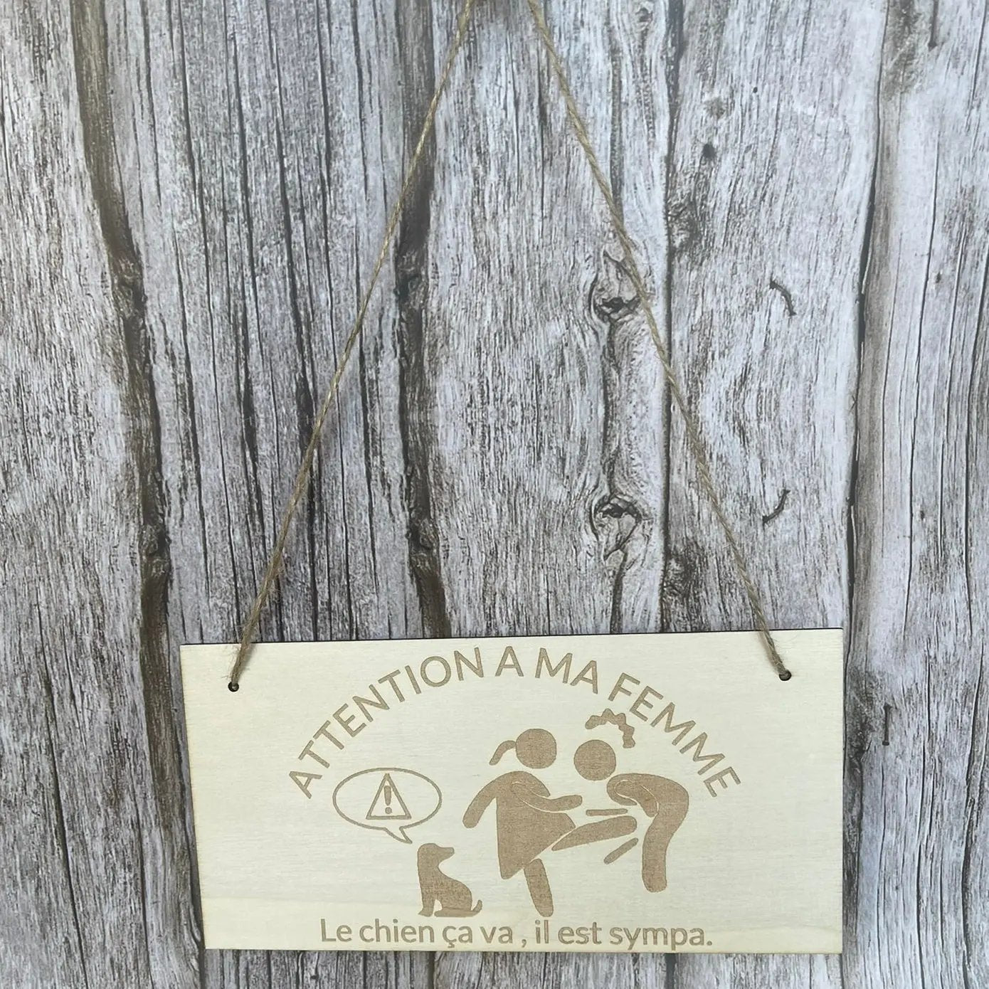 Pancarte humoristique "Attention à ma femme" – Le chien ça va, il est sympa 🐶 ROUSSILLON CRÉATIONS