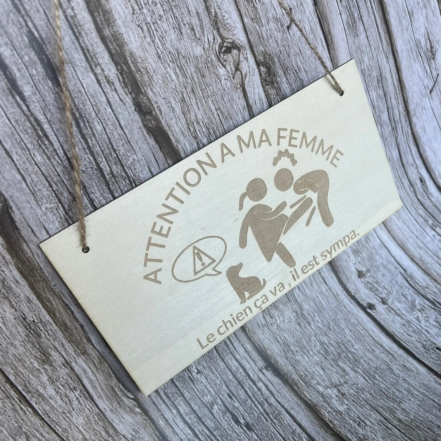 Pancarte humoristique "Attention à ma femme" – Le chien ça va, il est sympa 🐶 ROUSSILLON CRÉATIONS