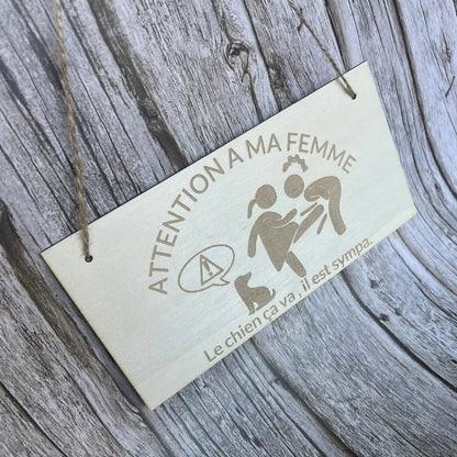Pancarte humoristique "Attention à ma femme" – Le chien ça va, il est sympa 🐶 ROUSSILLON CRÉATIONS