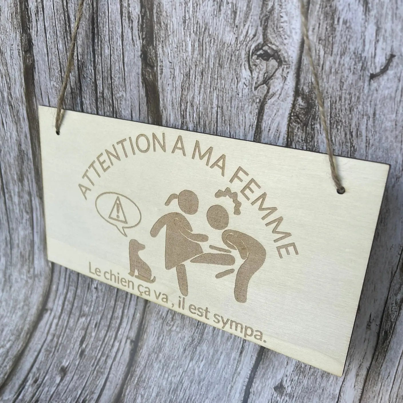 Pancarte humoristique "Attention à ma femme" – Le chien ça va, il est sympa 🐶 ROUSSILLON CRÉATIONS