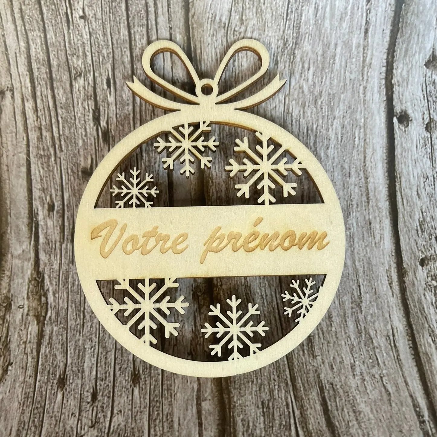 Décoration de Noël personnalisée en bois – Boule gravée avec prénom ROUSSILLON CRÉATIONS