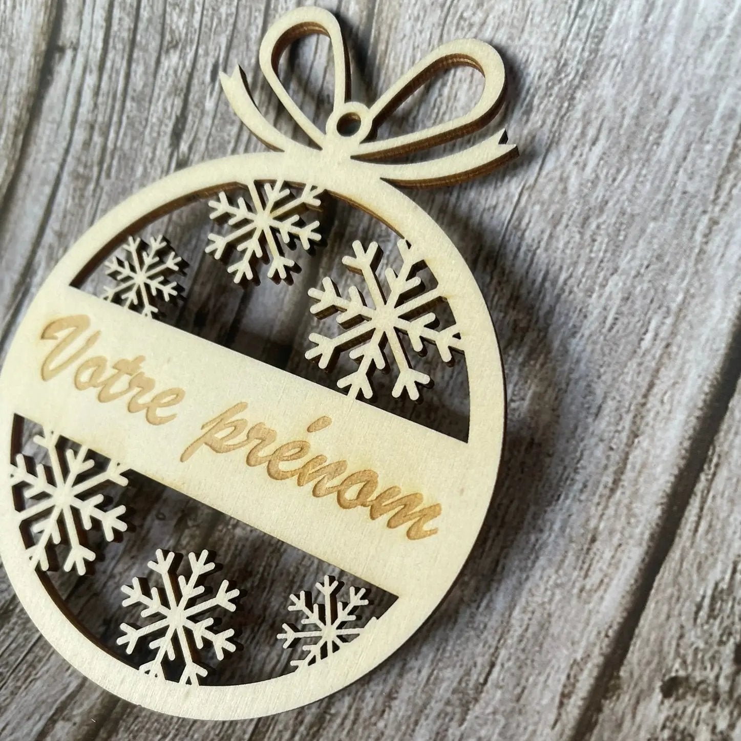 Décoration de Noël personnalisée en bois – Boule gravée avec prénom ROUSSILLON CRÉATIONS