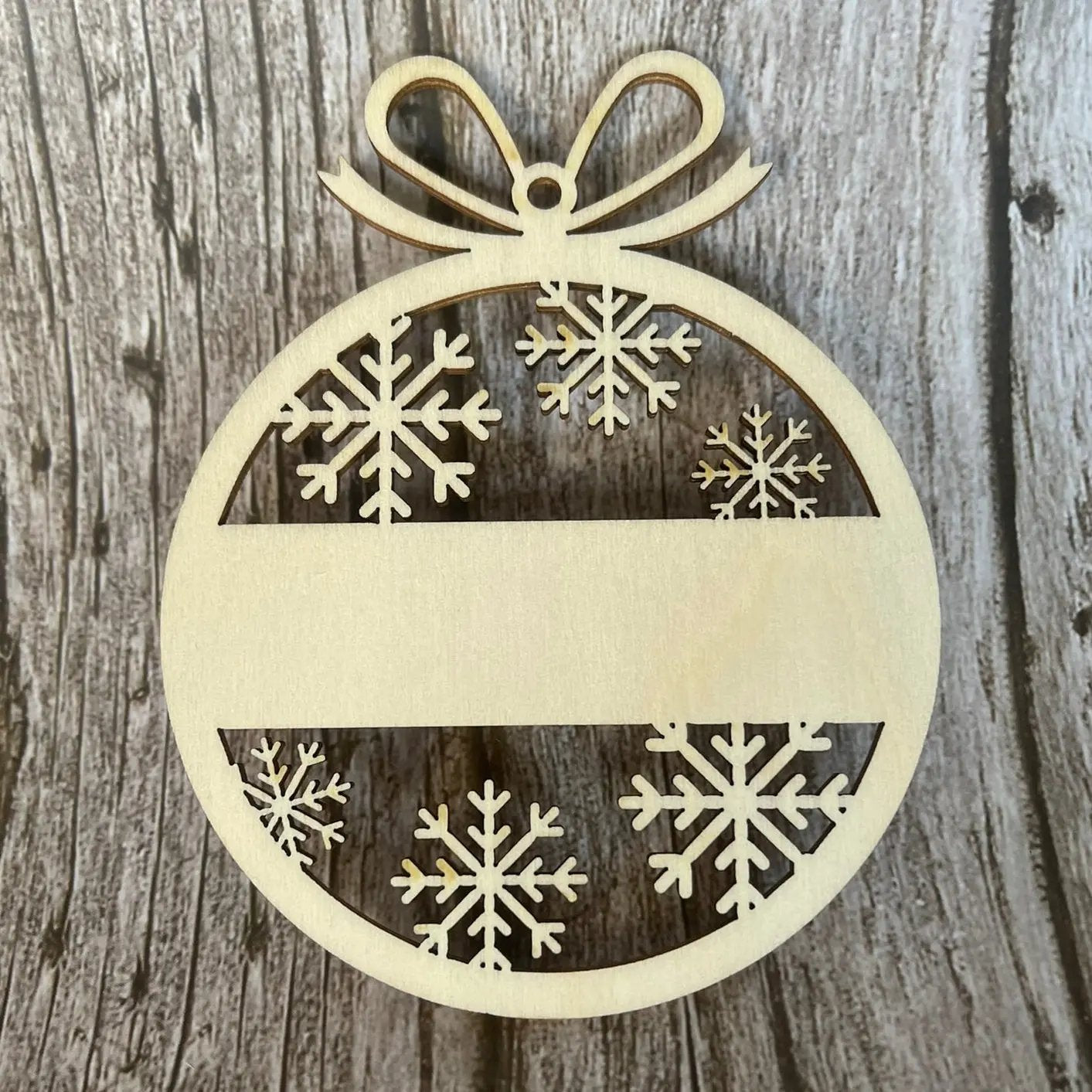 Décoration de Noël personnalisée en bois – Boule gravée avec prénom ROUSSILLON CRÉATIONS