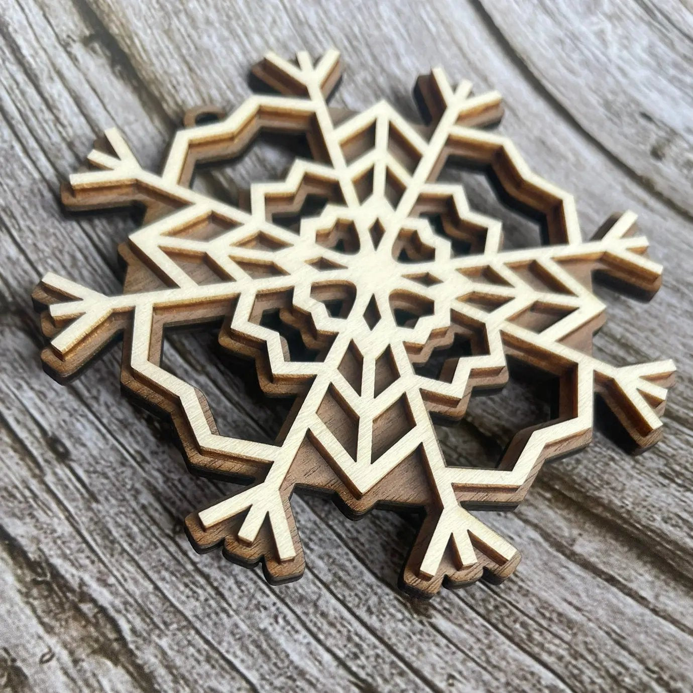 🎄 Flocon de neige en bois – Décoration de Noël artisanale en noyer et peuplier ROUSSILLON CRÉATIONS