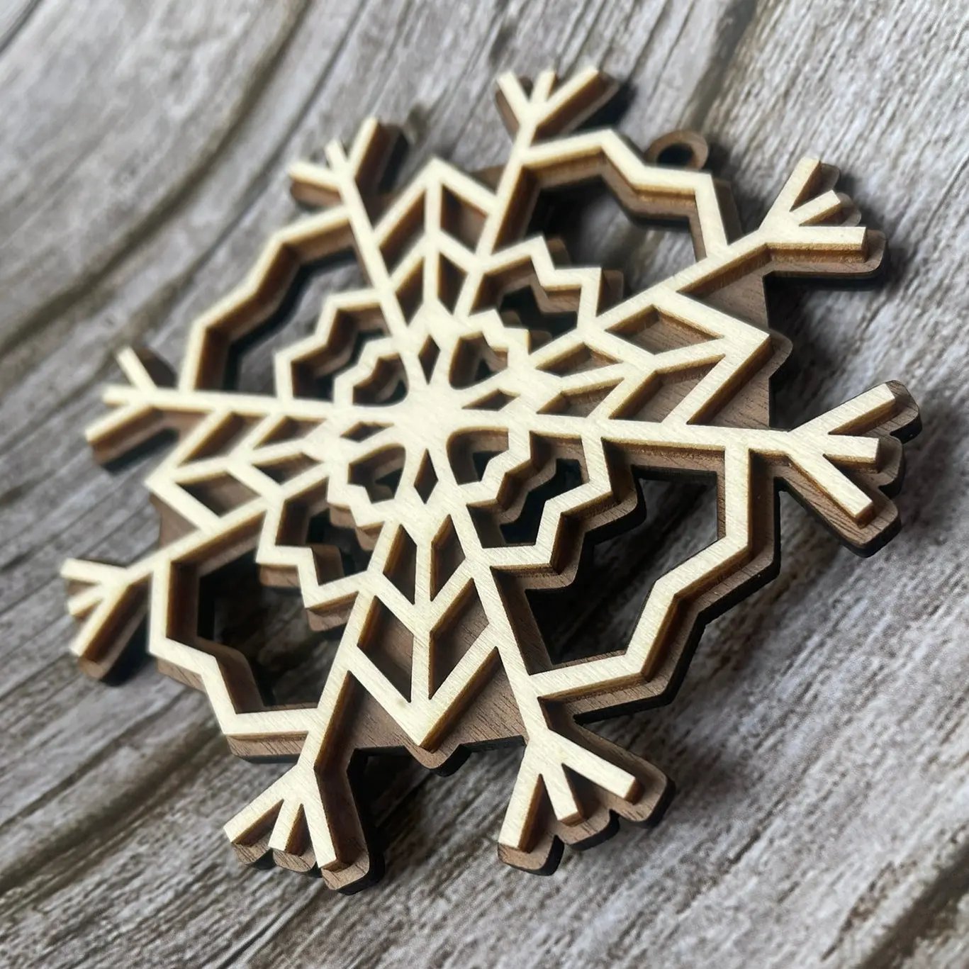 🎄 Flocon de neige en bois – Décoration de Noël artisanale en noyer et peuplier ROUSSILLON CRÉATIONS