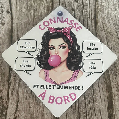 Plaque Voiture Humour – “Connasse à Bord” – Illustration Pin-Up Brune – Pancarte Rigolote 14x14 cm avec Ventouse ROUSSILLON CRÉATIONS