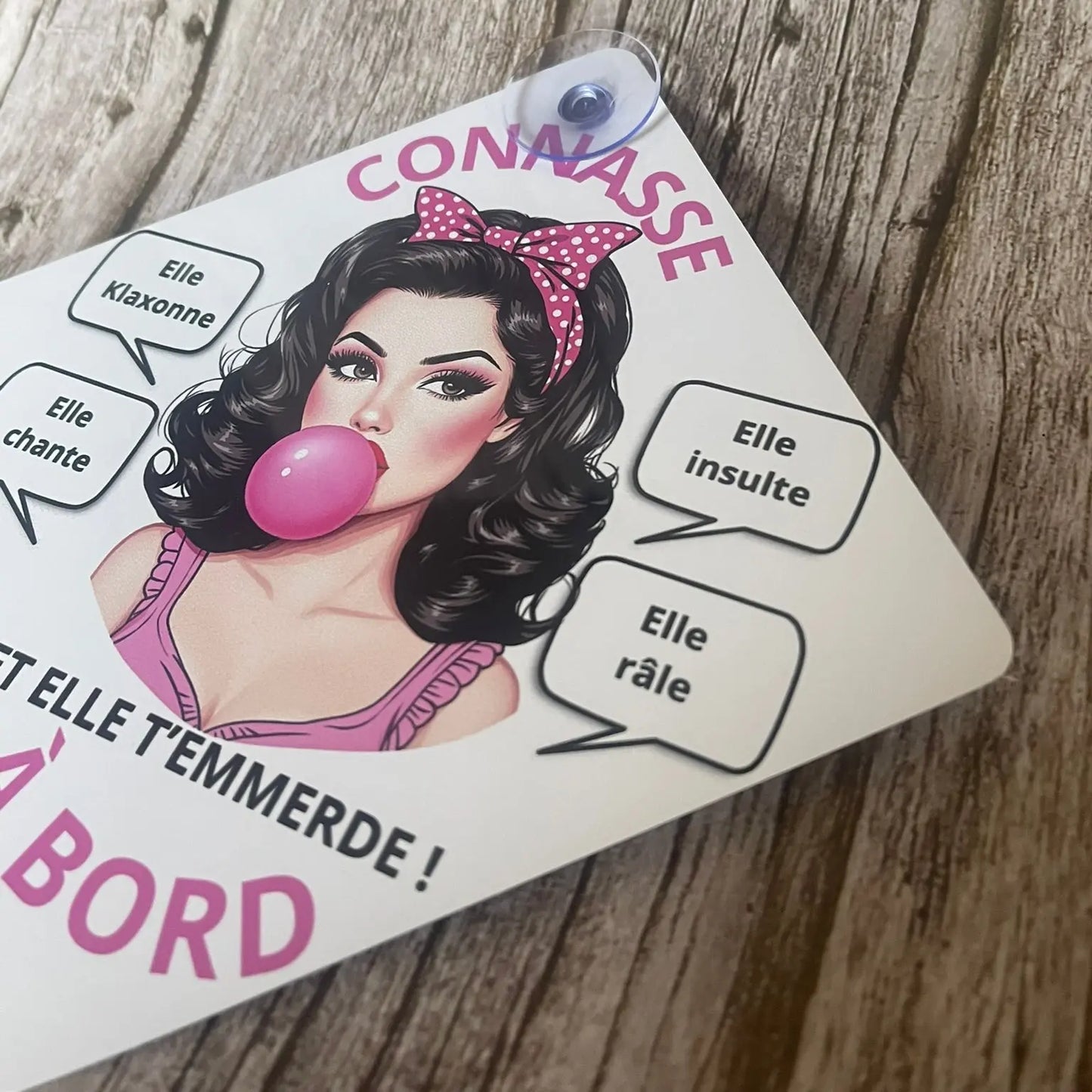 Plaque Voiture Humour – “Connasse à Bord” – Illustration Pin-Up Brune – Pancarte Rigolote 14x14 cm avec Ventouse ROUSSILLON CRÉATIONS