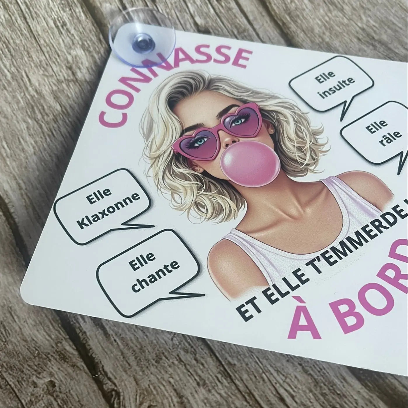 Plaque Voiture Humour Blonde – “Connasse à Bord” – Pancarte 14×14 cm avec Ventouse – Version Blonde ROUSSILLON CRÉATIONS