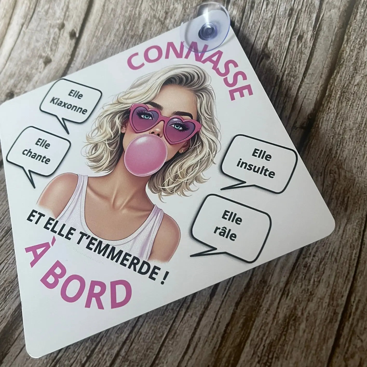 Plaque Voiture Humour Blonde – “Connasse à Bord” – Pancarte 14×14 cm avec Ventouse – Version Blonde ROUSSILLON CRÉATIONS