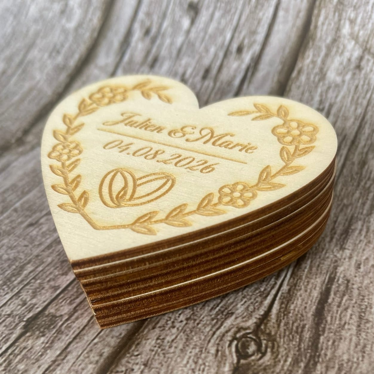 Boite à Alliances Cœur en Bois – Personnalisée Prénoms & Date Mariage Personnalisable Roussillon-Creations-Tautavel-66