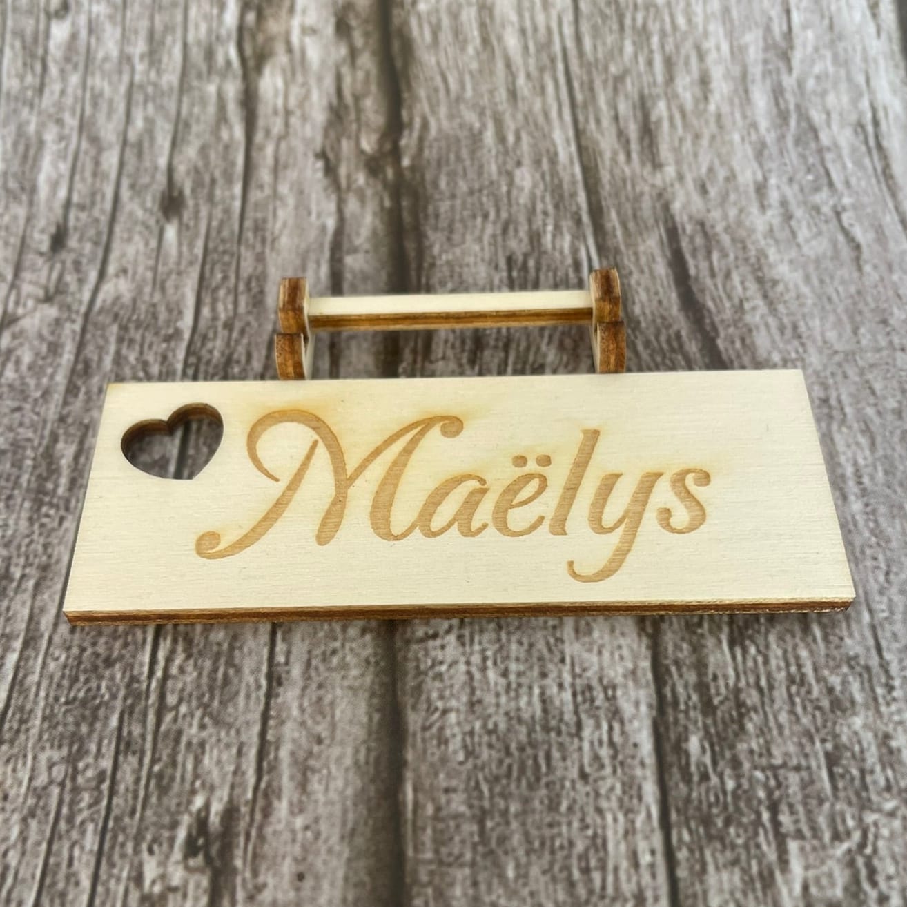 Marque-place Bois Personnalisé – Prénom Gravé & Cœur Découpé Mariage Personnalisable Roussillon-Creations-Tautavel-66