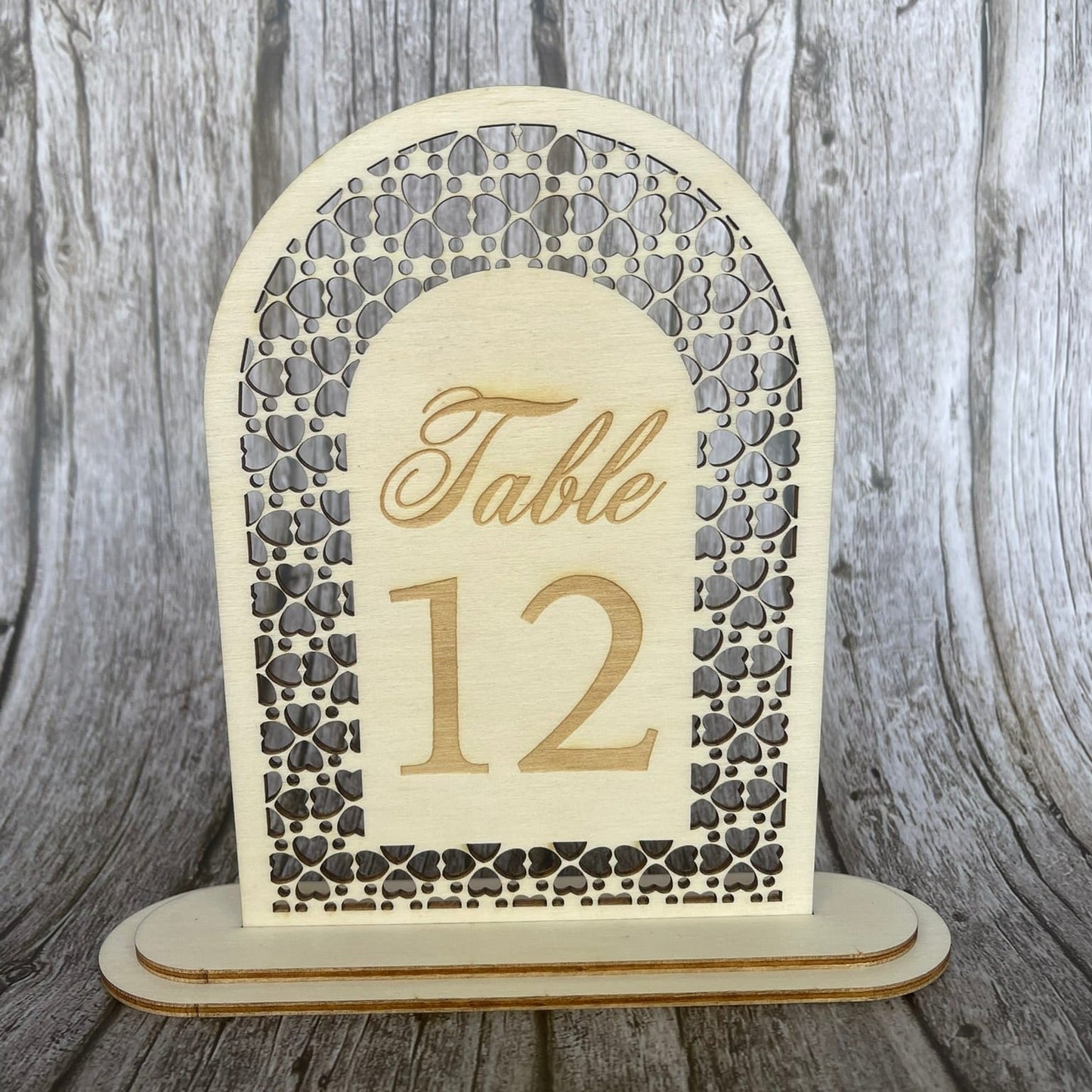 Numéro de table mariage en bois – Arche cœurs découpés laser avec socle Mariage Personnalisable Roussillon-Creations-Tautavel-66