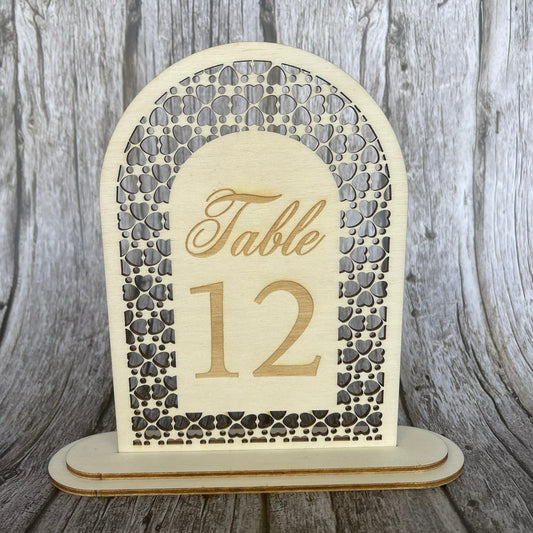 Numéro de table mariage en bois – Arche cœurs découpés laser avec socle Mariage Personnalisable Roussillon-Creations-Tautavel-66