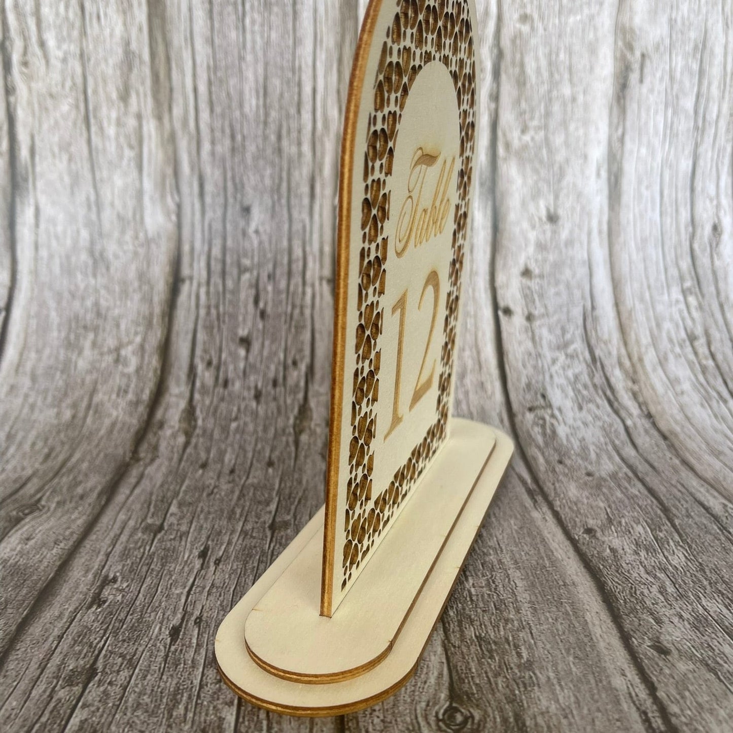 Numéro de table mariage en bois – Arche cœurs découpés laser avec socle Mariage Personnalisable Roussillon-Creations-Tautavel-66