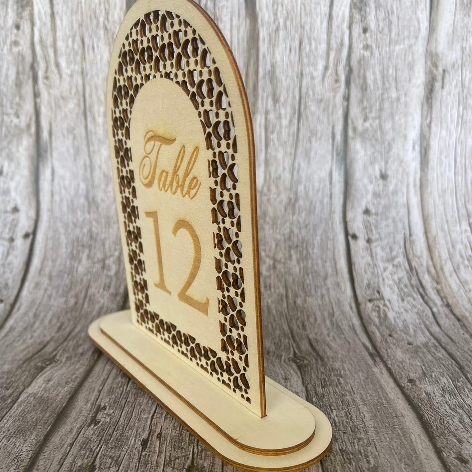 Numéro de table mariage en bois – Arche cœurs découpés laser avec socle Mariage Personnalisable Roussillon-Creations-Tautavel-66