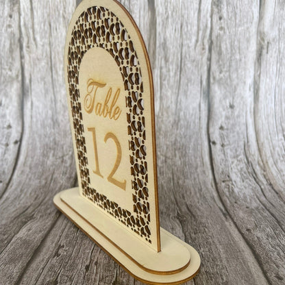 Numéro de table mariage en bois – Arche cœurs découpés laser avec socle Mariage Personnalisable Roussillon-Creations-Tautavel-66