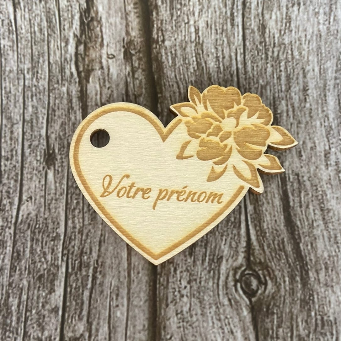 Marque-place mariage personnalisé en bois – Cœur pivoine gravé au laser Mariage Personnalisable Roussillon-Creations-Tautavel-66