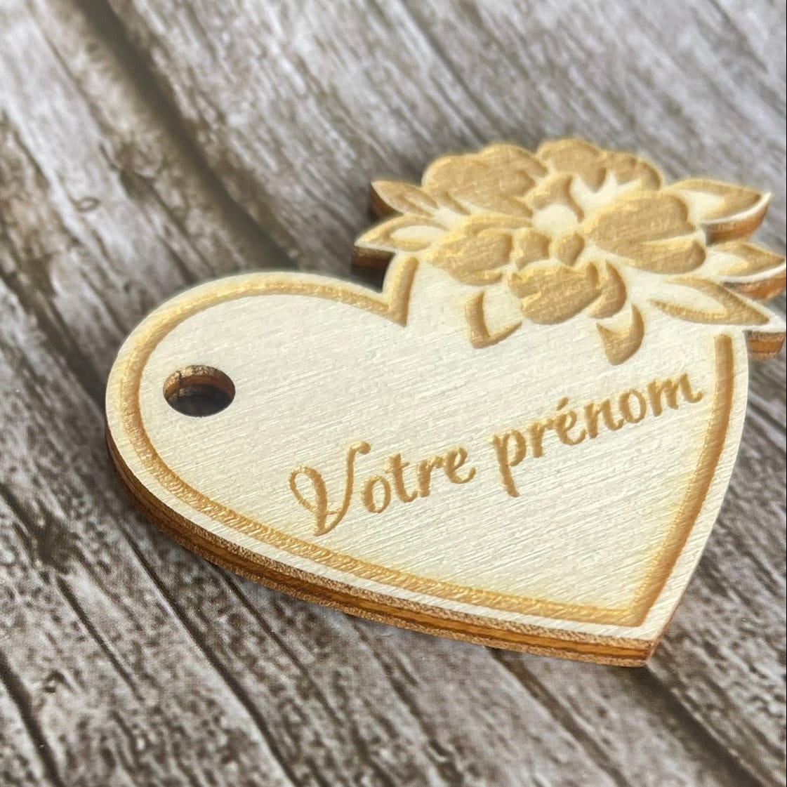 Marque-place mariage personnalisé en bois – Cœur pivoine gravé au laser Mariage Personnalisable Roussillon-Creations-Tautavel-66