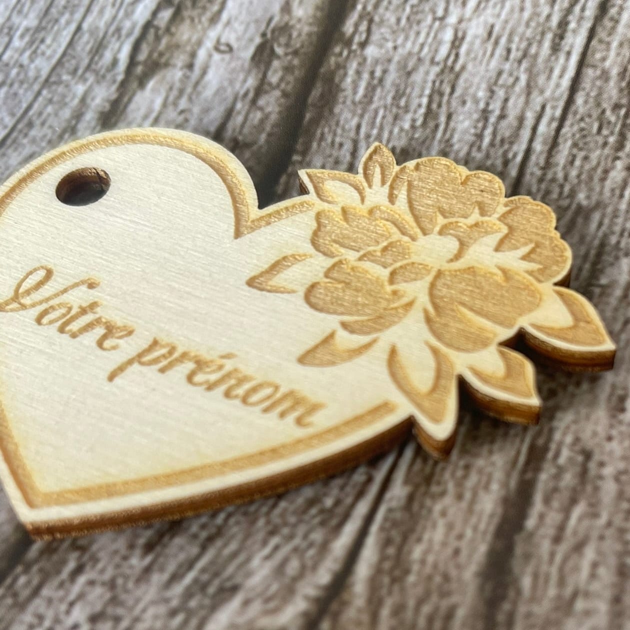 Marque-place mariage personnalisé en bois – Cœur pivoine gravé au laser Mariage Personnalisable Roussillon-Creations-Tautavel-66