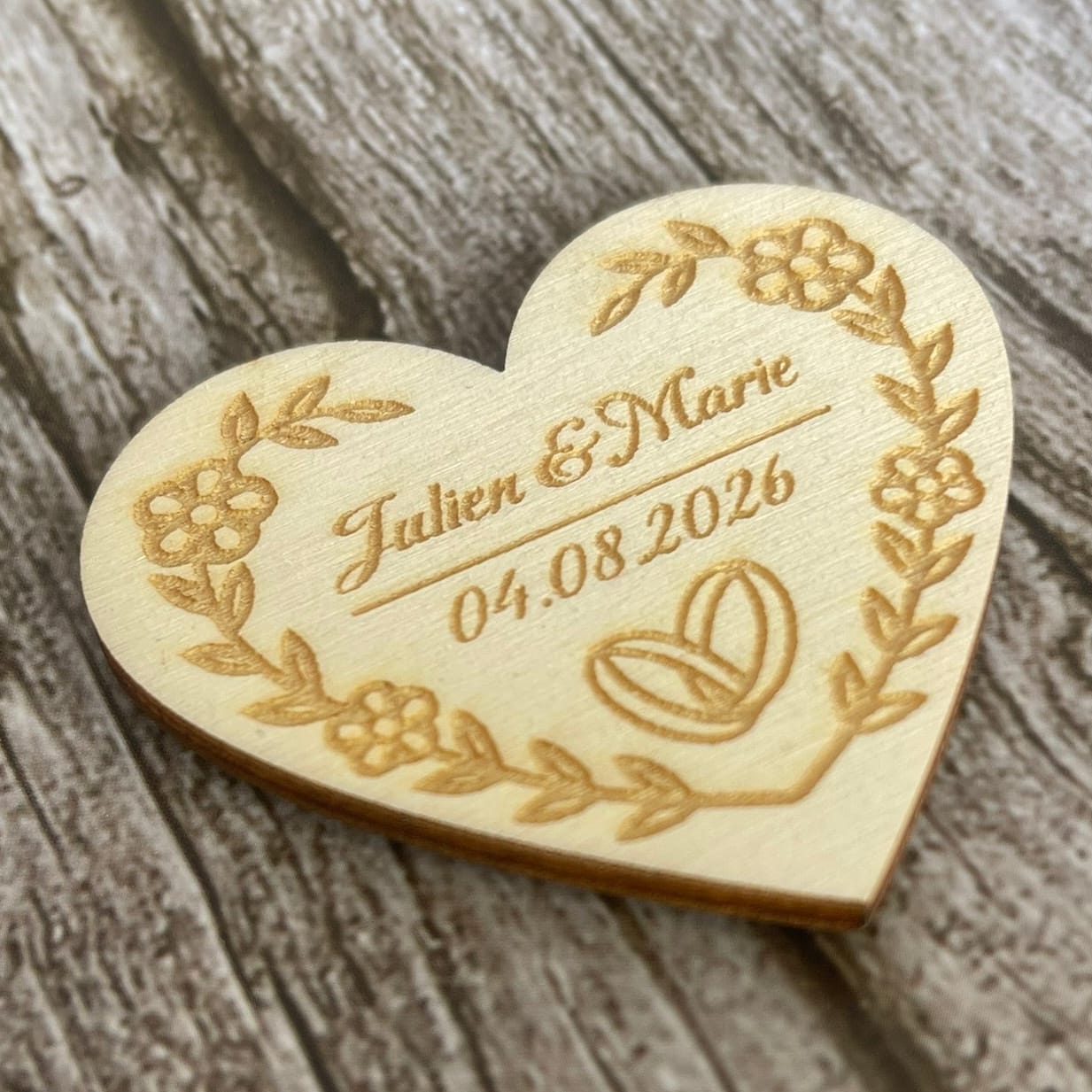 Magnet mariage personnalisé en bois – Cœur gravé avec prénoms et date Mariage Personnalisable Roussillon-Creations-Tautavel-66