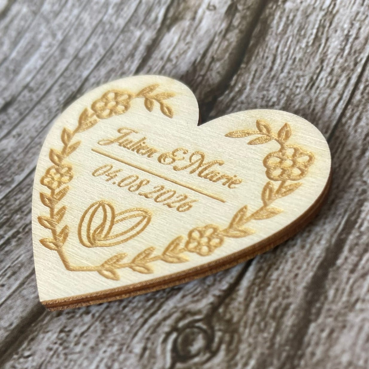 Magnet mariage personnalisé en bois – Cœur gravé avec prénoms et date Mariage Personnalisable Roussillon-Creations-Tautavel-66