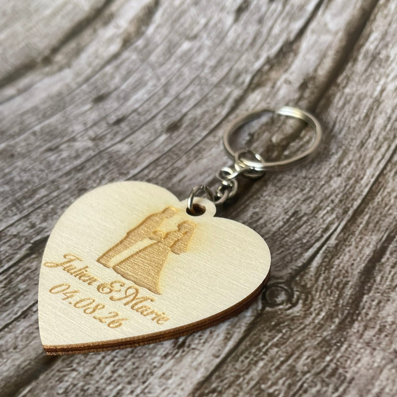 Porte-clés mariage personnalisé en bois – Cœur gravé avec prénoms et date Mariage Personnalisable Roussillon-Creations-Tautavel-66