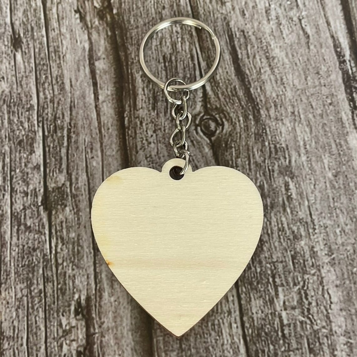 Porte-clés mariage personnalisé en bois – Cœur gravé avec prénoms et date Mariage Personnalisable Roussillon-Creations-Tautavel-66
