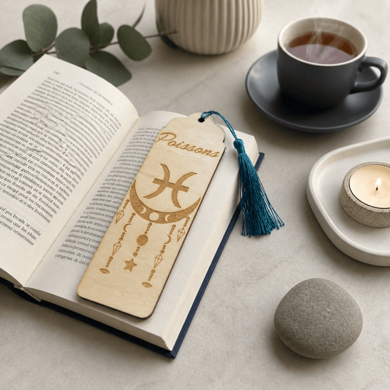 Marque-page astrologique Poissons en bois gravé – Signe du zodiaque
