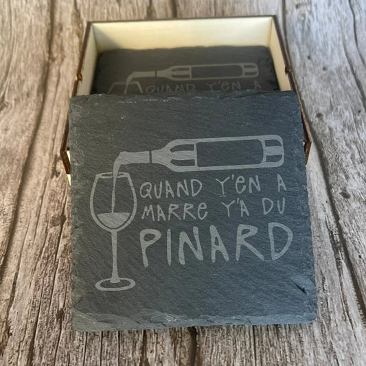 Sous-verre en ardoise naturelle gravée au laser avec texte humoristique vin Quand y’en a marre y’a du pinard
