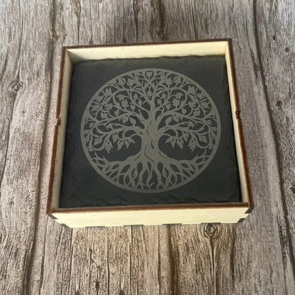 Coffret de rangement en bois clair contenant les dessous de verre en ardoise