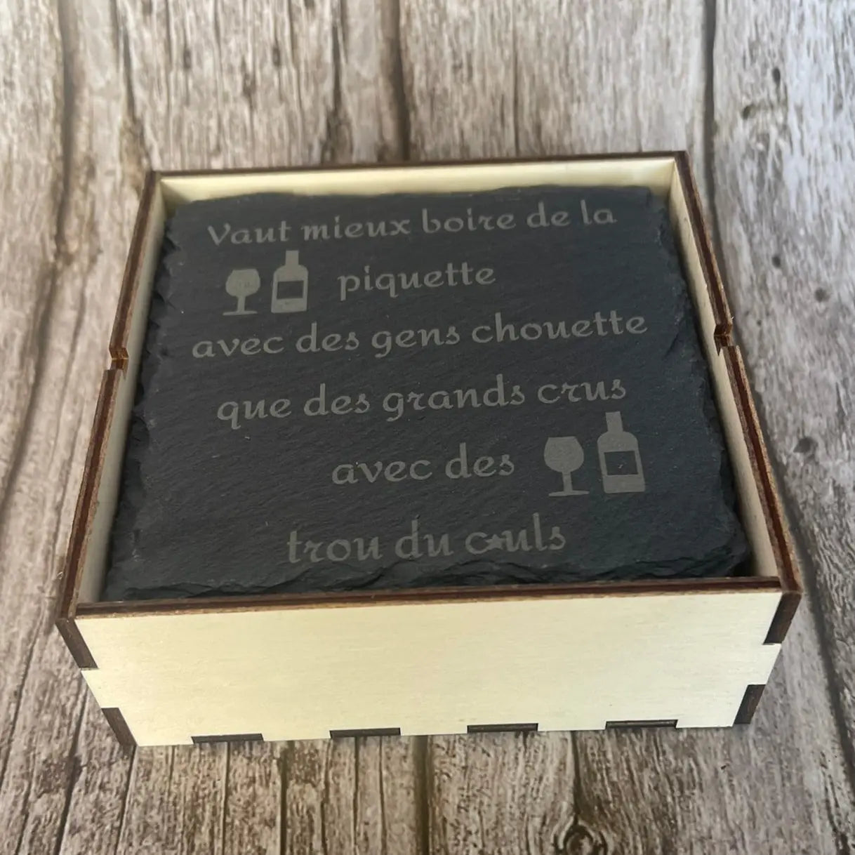 Coffret de rangement en bois contenant les dessous de verre humour piquette