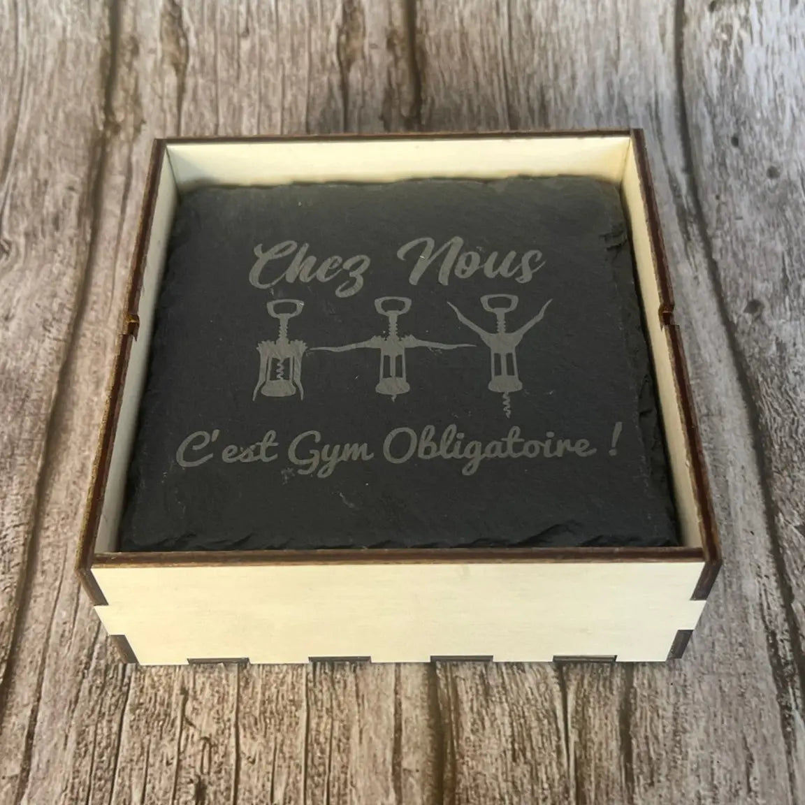 Coffret de rangement en bois contenant les dessous de verre Gym de l'Apéro