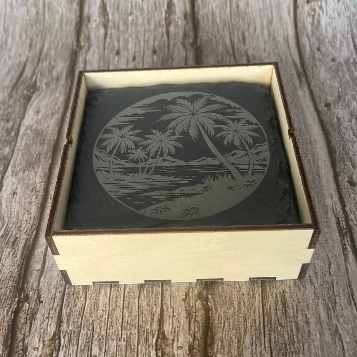 Coffret de rangement en bois clair contenant les dessous de verre motif Palmiers