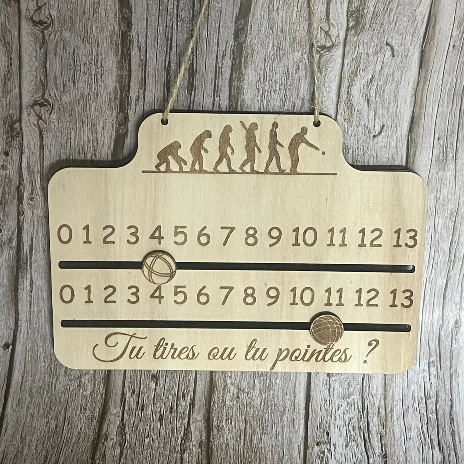 Compteur de score de pétanque en bois artisanal avec réglettes pour 2 équipes et gravure évolution