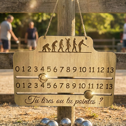 Compteur de score de pétanque en bois gravé motif évolution et phrase Tu tires ou tu pointes accroché en extérieur