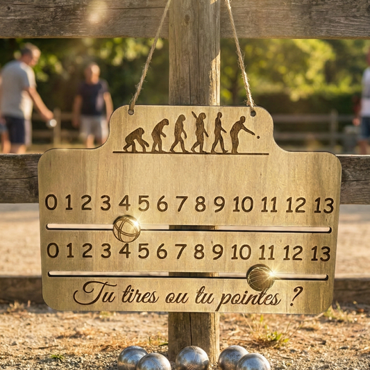 Compteur de score de pétanque en bois gravé motif évolution et phrase Tu tires ou tu pointes accroché en extérieur
