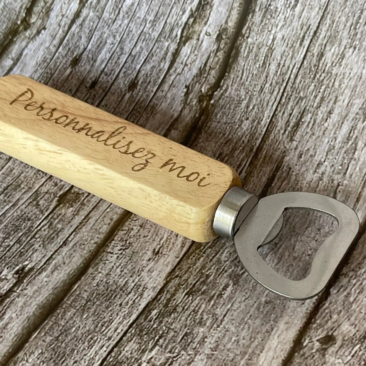 Détail gravure laser prénom et message sur décapsuleur bois personnalisé
