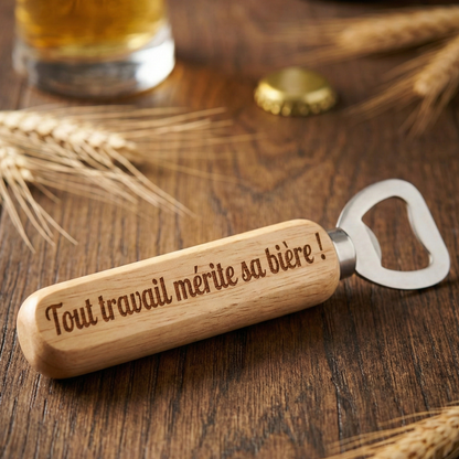 Décapsuleur en bois gravé citation Tout travail mérite sa bière ambiance récompense après l'effort.