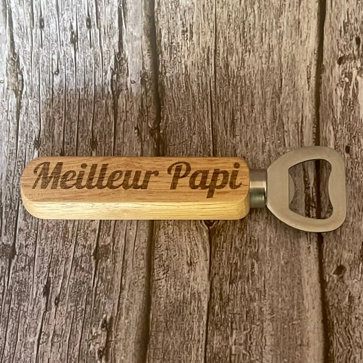 Vue de dessus du décapsuleur en bois clair gravé au laser "Meilleur Papi".