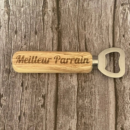 Vue de dessus du décapsuleur en bois clair gravé au laser "Meilleur Parrain".