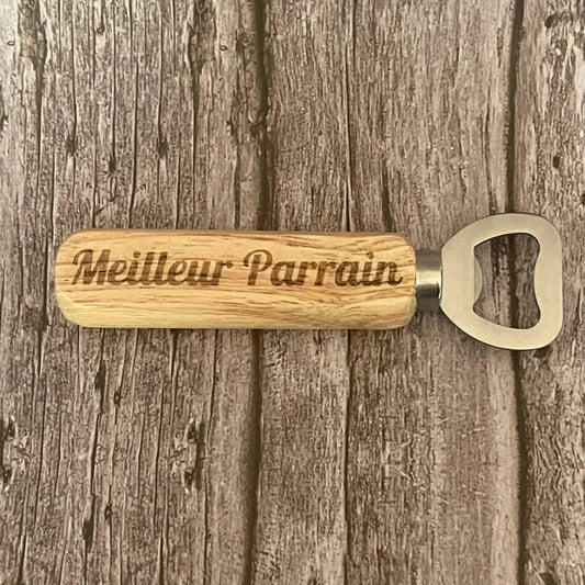 Vue de dessus du décapsuleur en bois clair gravé au laser "Meilleur Parrain".