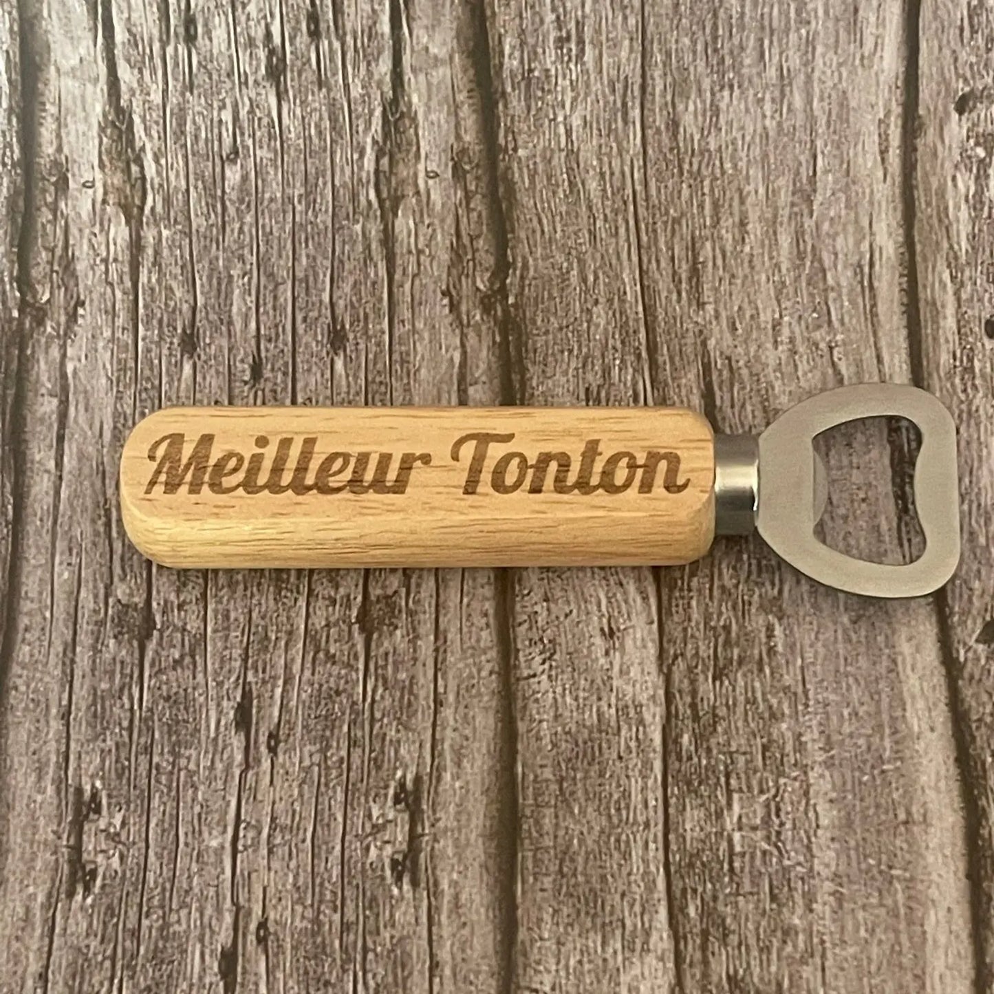 Vue de dessus du décapsuleur en bois clair gravé au laser "Meilleur Tonton"