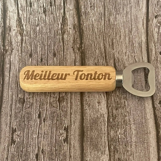 Vue de dessus du décapsuleur en bois clair gravé au laser "Meilleur Tonton"