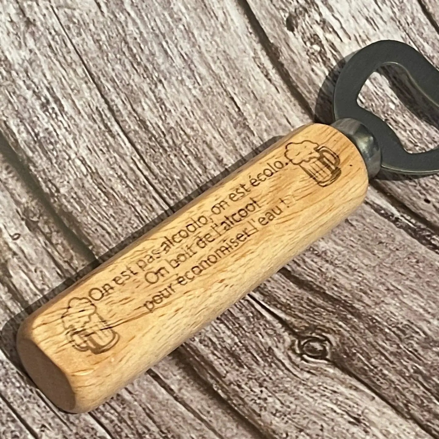 Décapsuleur robuste avec citation drôle manche en bois ergonomique et tête en acier inoxydable.