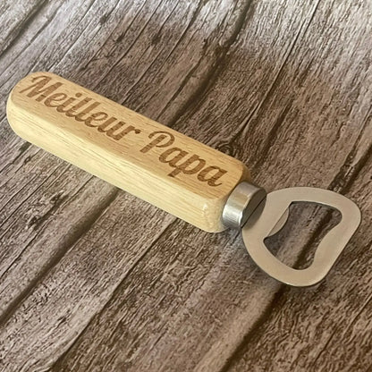 Décapsuleur robuste avec manche en bois ergonomique et tête en acier inoxydable.