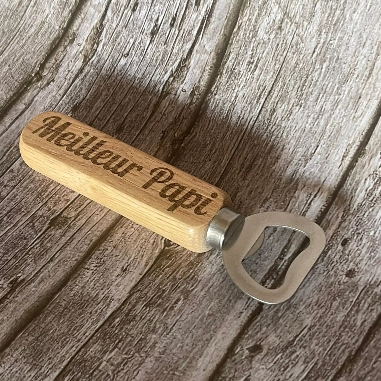 Décapsuleur robuste pour Papi avec manche en bois ergonomique et tête en acier inoxydable.
