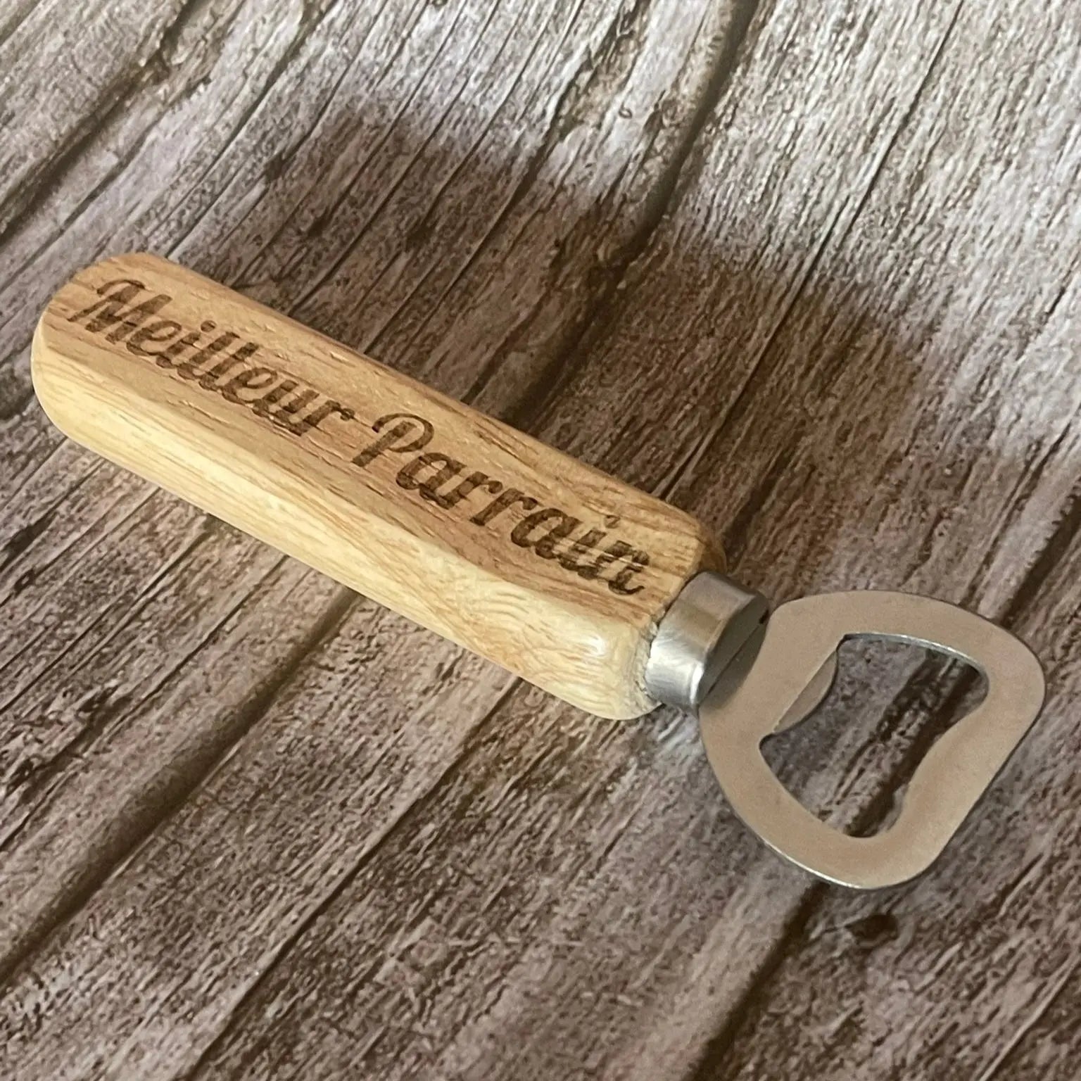 Décapsuleur robuste pour Parrain avec manche en bois ergonomique et tête en acier inoxydable.