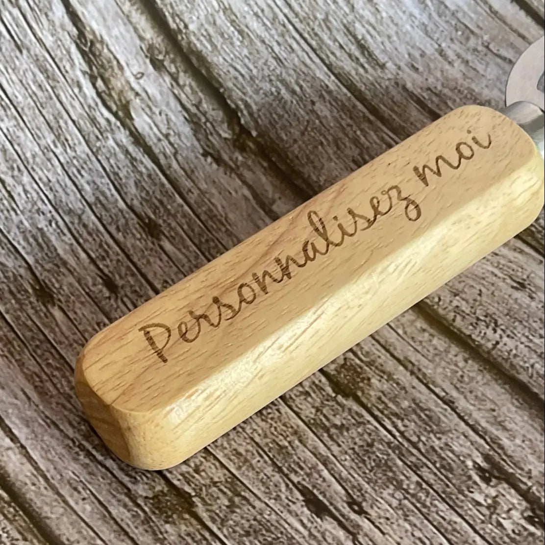 Gros plan sur la gravure laser d’un décapsuleur personnalisé – texte net et lisible