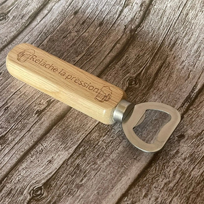 Décapsuleur robuste cadeau détente avec manche en bois ergonomique et tête en acier inoxydable.