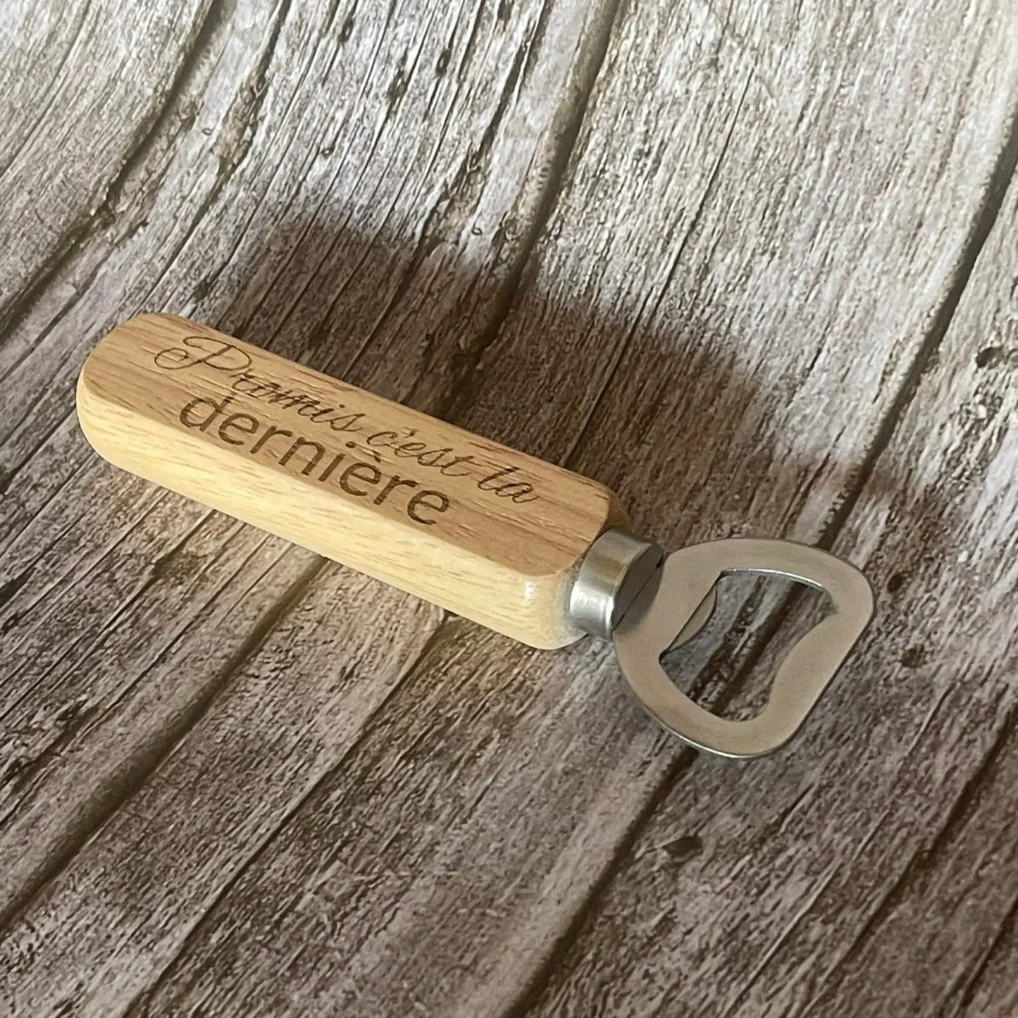 Décapsuleur robuste cadeau humour avec manche en bois ergonomique et tête en acier inoxydable.